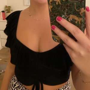 Festtopp - Säljer en festtopp från zara som kanske är använd 2 gånger. Säljer pga att den sitter lite för thight på mig. Köpare står för frakt.