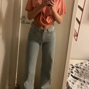 Junkyard jeans - Snygga vida jeans från junkyard använda fåtal gånger. Jag är 165 och de är bra i längden på mig! Strl 24