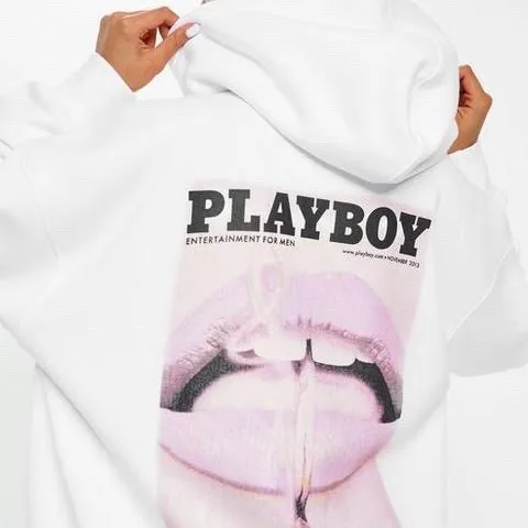 säljer min fina hoodie från missguided x playboy! ❣️ den sitter perfekt oversized på mig som brukar ha s 🌸 skriv gärna för fler bilder. BUDA I KOMMENTARERNA 🥰 bud startar på 300. Hoodies.