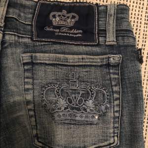 Snygga low-waist jeans från Victoria Beckham i storlek 25. Jätte bra skick saknas bara några stenar på fickorna. buda i kommentarerna, avslutar den 13/10 kl20
