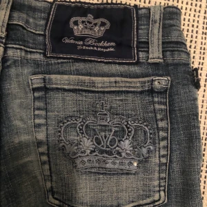 Victoria Beckham jeans - Snygga low-waist jeans från Victoria Beckham i storlek 25. Jätte bra skick saknas bara några stenar på fickorna. buda i kommentarerna, avslutar den 13/10 kl20