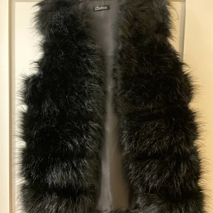 Svart pälsväst - En svart pälsväst. Fuskpäls