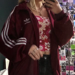 Vinröd adidaströja! - Fin vinröd stor adidaströja/jacka. Köpt second hand och är i bra skick! Köparen står för frakten<3