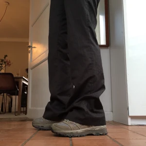 Balla kostymbyxor - Randiga kostymbyxor med bra fit. Längd ca 80 cm och i midjan 72 cm vilket mosvarar ungefär 27-28W 