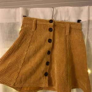 Manchester kjol - Otroligt fin kjol som tyvärr ej passar mig längre. Köpt på bershka i Italien. 70kr eller bud