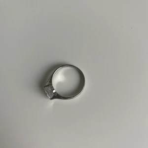 Ring - Fin silver ring med diamant, ska vara äkta silver men kan inte hitta någon märkning så är lite osäker, fri frakt✨