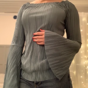 Tröja från NAKD - Super fin tröja från NAKD med utsvängda ärmar, 100% polyester! 60kr eller bud