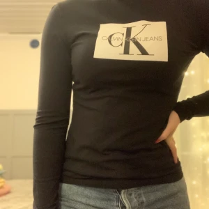 Polo tröja Calvin Klein - Näst intill oanvänd, super fint skick alltså. Köpt i Italien, nypris va 800-900. Säljer för 190 men kom gärna med förslag eller bud.