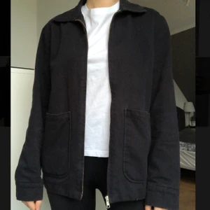 Jacka weekday - Säljer en svart jacka från Weekday i jeansaktigt material i fint skick!! Storlek S men köpt på herravdelningen så på mig är den lite oversized. Intresserad/frågor Kontakta mig! 🥰 Köparen står för frakten