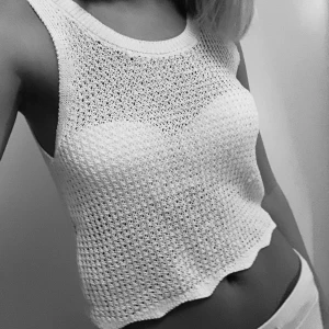 Stickat linne (mango) storlek S - Fint stickat linne från mango. Skulle säga att den mer passar en XS men även S, nästan oanvänd pga trodde den skulle vara större i storleken. Ny pris 250kr