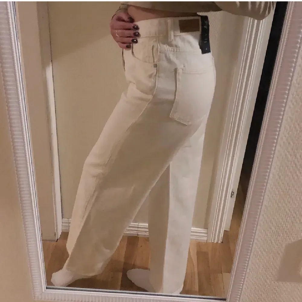 Otroligt snygga wide leg jeans i en ljusare beige färg. Säljer så de tyvärr är för stora för mig :/💓 Jag brukar vanligtvis ha 36 i byxor o jeans, därför skulle jag säga att dessa är 38/40. Helt nya!!. Jeans & Byxor.
