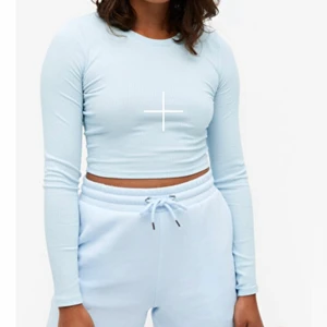 Babyblå croppad tröja  - Babyblå croppad tröja som är ribbad, andvänd 2 ggr. 💜  Sittee super snyggt och passar jätte fint <3  lånad bild ! Nypris 200