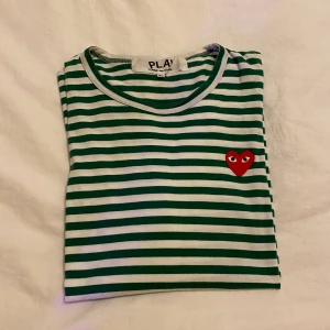 Cdg play longsleeve green - Sparsamt använd, skulle säga 8/10. Inga flaws. Sitter som en L dvs liten i storleken. Hör av er vid några andra frågor☔️