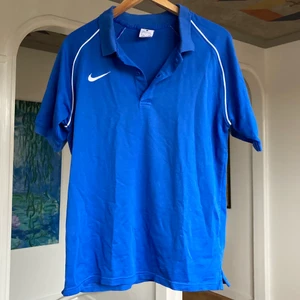 Nike Piké  - Skitcool piké från Nike med snygga vita detaljer. Köpt vintage men fortfarande i fint skick! Storlek M, sitter snyggt oversized på mig som passar i S. Köparen står för frakt!