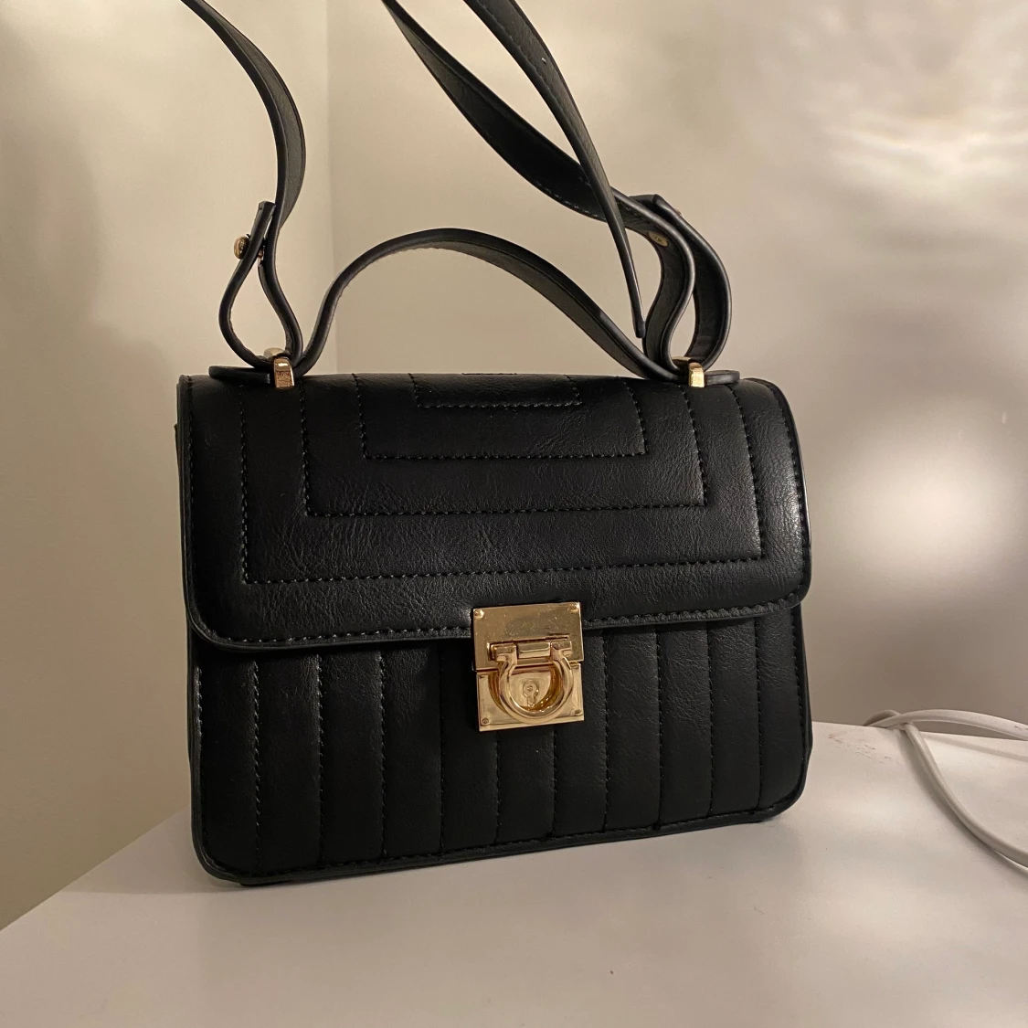 Svart Handväska med en liten guld detalj - 91