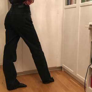 Svarta weekday jeans i modellen row, som i nytt skick! Storlek 26 i midjan, 32 i längd. Köpt för 500 kr, säljer för 180 kr💓kan mötas upp i sthlm, kan också frakta! 