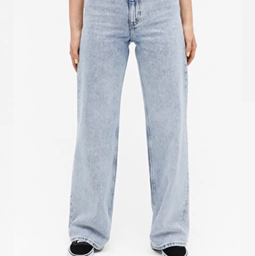 Säljer jeans ifrån monki i modellen yoko, färgen motsvarar den på första bilden! Knappt använda då jag tycker att de inte sitter så bra på mig. Bra längd till mig som är ca 172 cm. Nypris 400💕. Jeans & Byxor.