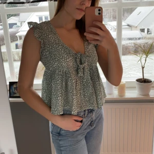 Blus - En pastellgrön blus med leopard mönster från märket SHEIN i storlek S. Aldrig använd och är i fint skick 😄