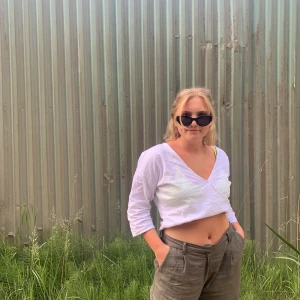 Na-kd blus strl 38 - En jätte användar blus/t-shirt, funkar till vardags och till fest!! Storlek 38 