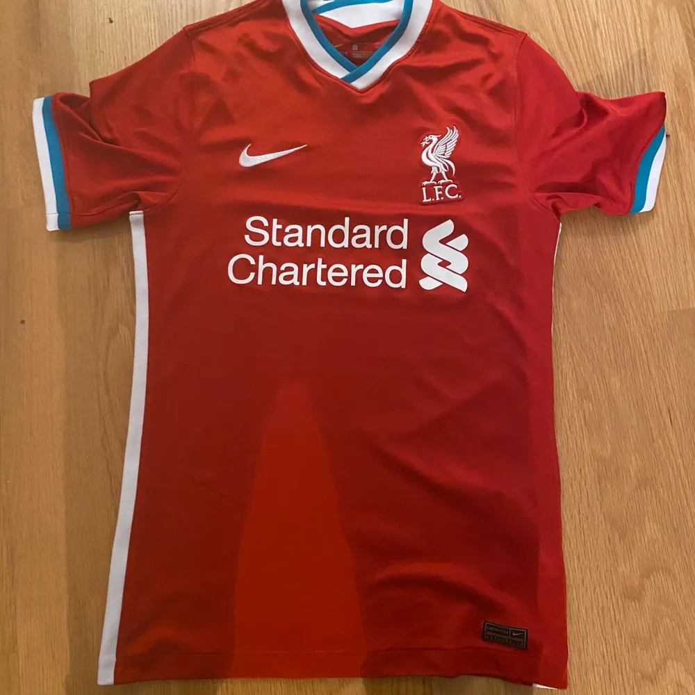 Liverpool officiella matchställ nuvarande säsong 2020/2021 storlek S   Endast använd 5 gånger, tröjan har inga fläckar, hål eller fel. Tröjan är beställd från Liverpools officiella sida för 950kr. T-shirts.