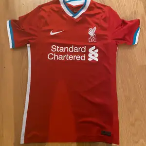 Liverpool officiella matchställ nuvarande säsong 2020/2021 storlek S   Endast använd 5 gånger, tröjan har inga fläckar, hål eller fel. Tröjan är beställd från Liverpools officiella sida för 950kr