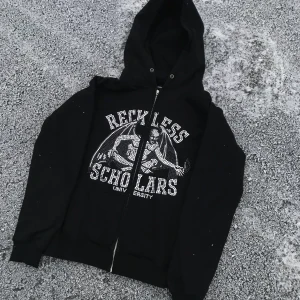 Reckless Schoolars zip up hoodie - Säljer min reckless schoolars zip up hoodie då jag har knappt användt den. Inte riktigt min stil. Den är i perfekt skick, inga stenar saknas. 👀