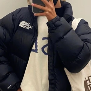 The North face jacka  - Säljer min North face jacka i damstorlek S. Modellen är 1996 Retro Nuptse. Köptes förra året och användes då som vinterjacka. Fortfarande i mycket gott skick! Budgivning tills 18.00 den 4/12. För varje nytt bud måste budet höjas med minst 50kr. Buda privat till mig! (Första bilden är lånad) högsta bud just nu: 2600kr