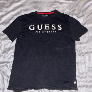 Guess Jeans T-Shirt M - Enbart använd 2 gånger. Säljes för att den är för liten. Passar true to size.                                                   Köptes för: 249kr