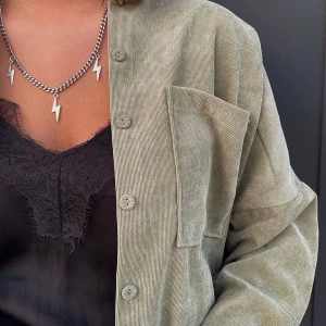 Blixthalsband - Säljer detta populära halsband med blixtar! Väldigt bra skick! ⚡️⚡️