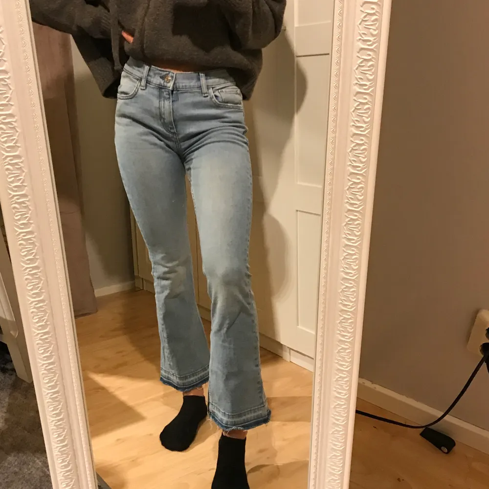 Jättesnygga ljusa jeans från Zara med detaljer och slits längst ner. Använda ett fåtal gånger och i bra skick.. Jeans & Byxor.