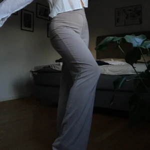 Grå kostymbyxor - Ljus grå kostymbyxor i bra skick. Fri frakt