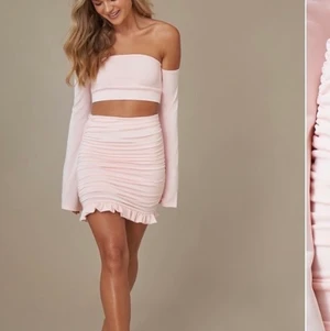 Set i rosa  - Kjol & tillhörande topp från Hanna schöbergs kollektion med NAKD. Storlek small. Använt en gång. Lånade bilder från hemsidan, önskas bilder kan jag ordna det. Plaggenf är  slutsålda i mindre strl på hemsidan och kostar totalt 550 där. 