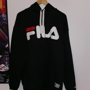 Fila Hoodie - Säljer en skön huvtröja från Fila som jag inte har använt på ett bra tag. Storlek är XL men sitter lite oversized på mig. Plagget är i bra skick. 