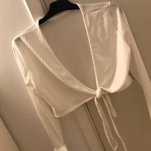 Topp  - Ribbad topp som man knyter. Aldrig använd! 50+frakt , står L men tror den passar mindre 