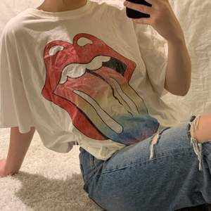 Rolling Stones T-shirt, jag är en strl xs/s men denna XL passar bra på mig som oversized. Helt ny endast testad, säljer för att den ej kommer till användning. Köparen står för frakt <3