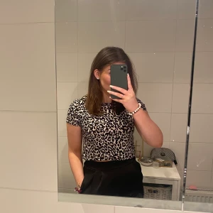 Leopard blus - Fin leopardblus från Veromoda! Super skön och bra material, säljer då jag sällan använder... Skriv om ni är intresserade!🤎🖤🤍