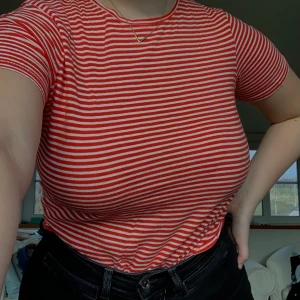 Röd och vit randig T-shirt från Zara ❤️ - Snygg och skön T-shirt från Zara, frakten ingår! Säljs för att den inte kommer till användning 🥰