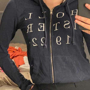 Hollister hoodie - Marinblå Hollister tröja! Zip-up hoodie från hollister, använd enstaka gånger! Frakt tillkommer!💙