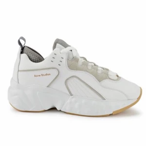 Acne manhattan  - acne studios populära manhattanskor i storlek 38 ( stora i storlek så passar 39) bara använda inomhus vid ett tillfälle så nyskick men en liten repa som inte syns så mycket (se bild) nypris 3800