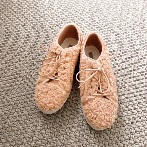 Lurviga sneakers  - Säljer dessa sneakers från Nelly då de ej kommer till användning. Storlek 39. Rosa lurviga. Nypris 299. Endast använda 2 gånger förra vintern.  Säljer för 100 eller bud i kommentarerna:) väldigt bra skick.