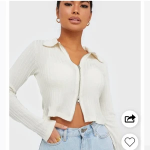Tröja från nelly - Säljer den här snygga tröjan från Nelly. Använd två gånger och därför i nyskick. Frakt på 63kr tillkommer 💞