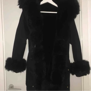 Garoff Jacka Parka Fur - Fint skick finns dock ett hål i högra fickan. Säljer eftersom jag köpt en ny jacka. Köpt för 2500kr