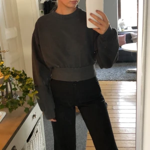 Mörkgrå tröja  - Storlek 36 men passar både 38/34, mkt bra skick, köparen står för frakt