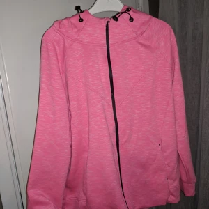 Jätte rosa tränings jacka. - Work out heter märket, köpt på Ireland. Är märkt XL men är mer som en större M.
