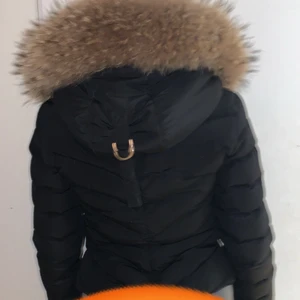 Hollies jacka - Hej säljer min jacka nu för att jag köpte en ny och kommer inte använda den nån mer så jag tänkte sälja den. Jag köpte den förra året för 3500kr men ser ny ut. Storleken är 34 men passar även i 36. Jag har en lika dan fast stolek 36 och passar även i 38. Jackan är äkta päls. Kan även fraktas så hör av er om ni är intresserad💕