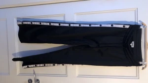 Byxor med knäppning på sidorna - Snygga byxor med knäppning längs sidorna av benen