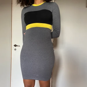  grå klänning med gula detaljer, lite sportig look - bra passform, mjuk bomull, aldrig använd