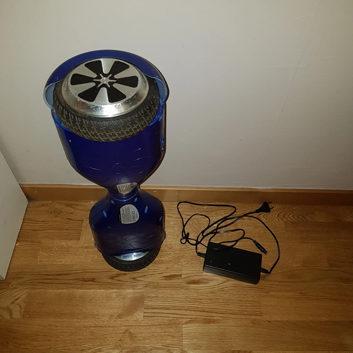 En hoverboard med laddare