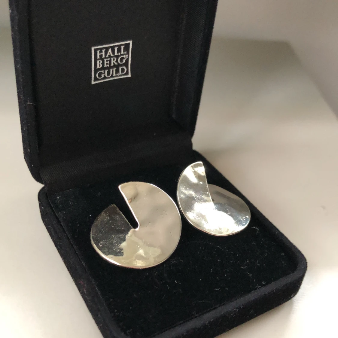 Oanvända silvriga örhängen 