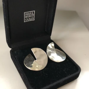 Oanvända silvriga örhängen  - Aldrig använda:) 